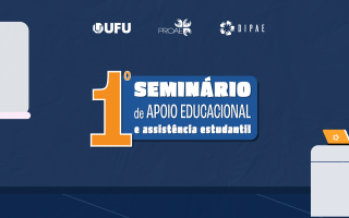 A esquerda uma pessoa em um palanque discursando para um grupo de estudantes a direita, com computadores em suas mesas e outros escrevendo anotações.  Ao centro está escrito "1° Seminário de Apoio Educacional e assistência estudantil"